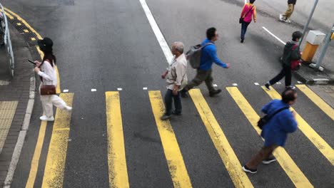 Personas-Cruzando-La-Calle-Durante-Las-Horas-Pico-En-Nuevos-Territorios.