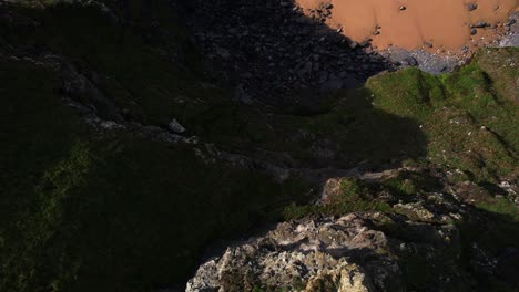 Draufsicht-über-Die-Bedruthan-Steps-In-Cornwall-Mit-Felsigen-Klippen-Und-Goldenem-Sand