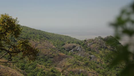 Ein-Vulkan-In-Afrika-Mit-Blick-Auf-Ein-Tal-Mit-Ebenen-Am-Horizont