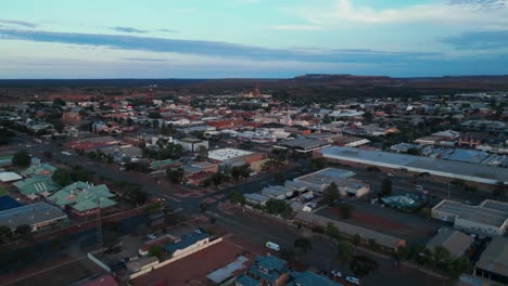 Drohnenschuss-über-Kalgoorlie-Boulder-Bei-Sonnenuntergang,-Berühmte-Australische-Bergbaustadt-Im-Outback,-Westaustralien