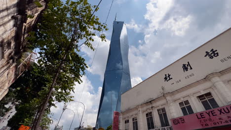 Tiefansicht-Des-Warisan-Merdeka-Turms-In-Der-Innenstadt-Von-Kuala-Lumpur,-Malaysia,-Dolly-Ansicht