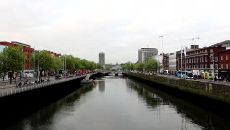 Irish-vibes-in-both-sides-of-Liffey-River-in-Dublin,-Ireland