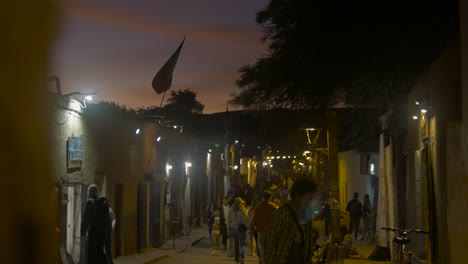 Calle-Muy-Transitada-En-Un-Pueblo-En-Medio-Del-Atardecer-Del-Desierto.