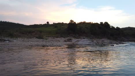 Stone-Valley-Flusslandschaft,-Farbenfrohe-Sonnenuntergangs-Skyline-In-Villa-Yacanto-Cordoba-Argentinien,-Río-Grande,-Indigenes-Sierras-Land