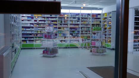 Farmacia-Vista-Desde-Afuera-Por-La-Noche