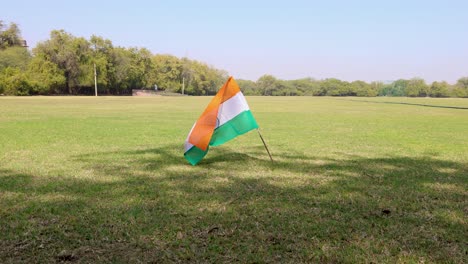 Die-Indische-Dreifarbige-Nationalflagge-Weht-Tagsüber-Aus-Flachem-Winkel-Auf-Dem-Grünen-Spielplatz