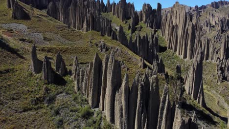 Agujas-De-Roca-Sedimentaria-Salvaje-Erosionadas-Por-El-Viento-Y-La-Lluvia-En-Los-Andes-Bolivianos