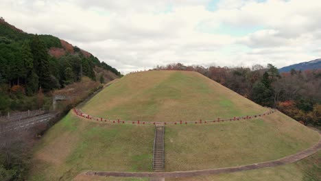 Drone-Aéreo-Vuela-Kofun-Paisaje-Megalítico-De-Tumbas-De-Mozu-En-Osaka,-Japón