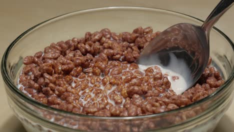 Poner-Algunos-Cereales-De-Chocolate-Poco-Saludables-En-Un-Tazón-De-Leche.