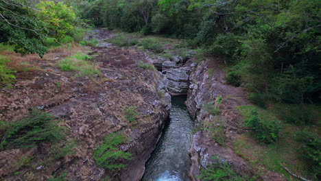 Die-Cajones-De-Chame-In-Panama-Mit-Felsigen-Klippen-Und-üppiger-Vegetation,-Luftaufnahme