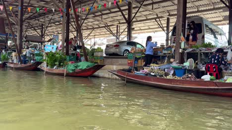 Mercado-Flotante-Turístico-De-Khlong-Lat-Mayom-En-Las-Afueras-De-Bangkok,-Tailandia