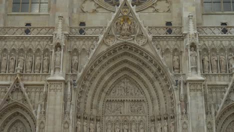 Extremely-Beautiful-Carved-Facade-of-Votivkirche-in-Vienna
