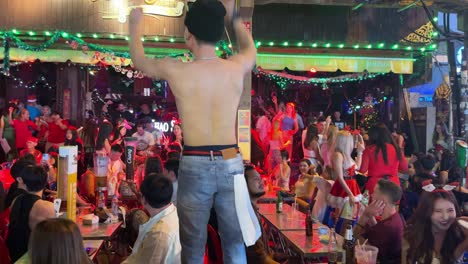 Nachtleben-In-Der-Touristischen-Khao-San-Road,-Leute-Feiern-In-Der-Lokalen-Thai-Bar
