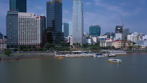 Muelle-De-Ferry-De-Saigón-Vietnam-Y-Edificios-Del-Horizonte-De-La-Ciudad-De-Ho-Chi-Minh