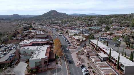 Downtown-Sedona,-Arizona-and-cars-with-drone-video-wide-shot-moving-in