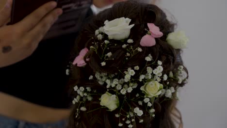 La-Novia-Recibe-Sus-Cosméticos-De-Boda-Por-Un-Especialista-En-Belleza-Antes-De-La-Ceremonia.