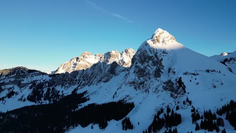 Fronalpstock-Schweiz-Glarus-Pullback-Flug-Zeigt-Sonnige-Schweizer-Alpen