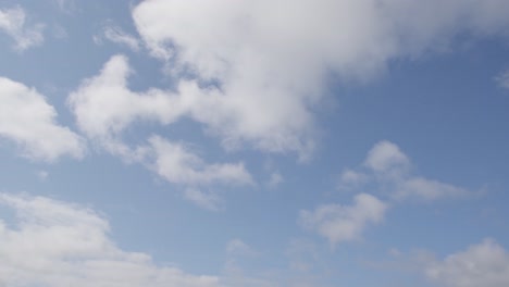 Baumwollwolken-Ziehen-über-Den-Blauen-Himmel