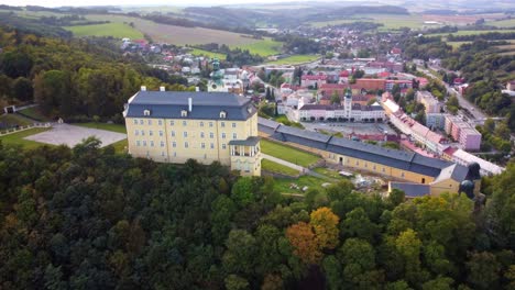 Histórico-Castillo-De-Fulnek-En-La-República-Checa---Drone-Volando-Hacia-Adelante