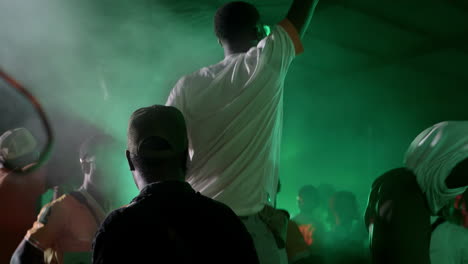 Aficionados-Al-Fútbol-De-Costa-De-Marfil-Bailando-Y-Celebrando-En-Una-Zona-De-Fans-Después-De-La-Victoria-En-Costa-De-Marfil,-Copa-Africana-De-Naciones-2023,-Abidjan