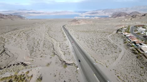 Toma-Amplia-Del-Lago-Mead-Y-La-Autopista-93-Cerca-De-Boulder-City,-Nevada-Y-Video-Estable-De-Drones