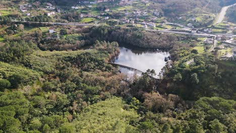 Vista-Por-Drones-Del-Sereno-Paisaje-Del-Embalse-De-Castadon