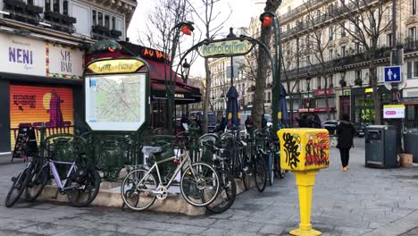 Parisian-subway-at-station-Gare-du-Nord-in-Paris,-France