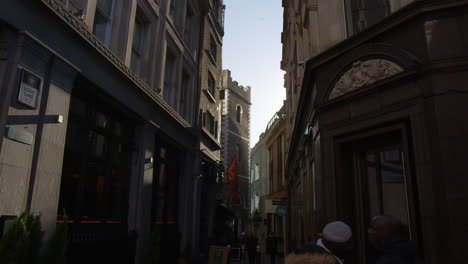 Gente-Caminando-En-El-Histórico-Lovat-Lane-En-La-Ciudad-De-Londres,-Reino-Unido