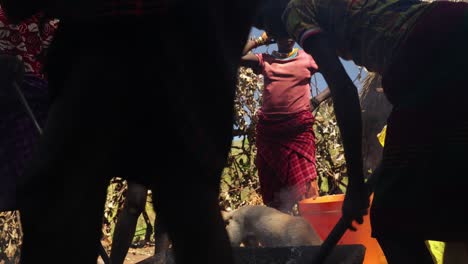 Pueblos-Tribales-En-África-Del-Este-De-Uganda-Preparando-Una-Comida-Cocinando-Al-Fuego