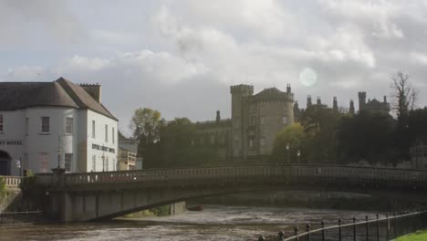An-establishing-shot-overlooking-the-River-Nore-with-the-Kilkenny-Castle-in-the-distance,-Ireland