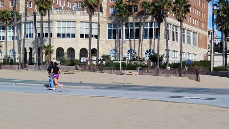 Menschen-Machen-Job-Übungen-Auf-Dem-Venice-Beach-Wanderweg-In-Der-Nähe-Der-Küste