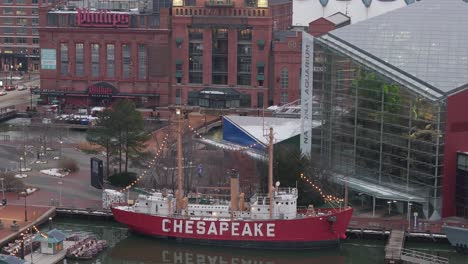 Toma-Panorámica-Aérea-De-Un-Gran-Barco-Turístico-En-La-Bahía-De-Chesapeake,-Baltimore-Durante-El-Día