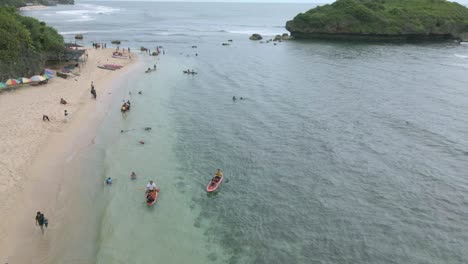 Vista-Aérea-Del-área-De-Natación,-Juego-Y-Kayak-De-Personas-En-La-Playa-Tropical-Blanca