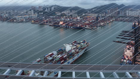 Gran-Buque-Portacontenedores-Cosco-Oxidado-Pasando-Bajo-El-Puente-Colgante-Llegando-Al-Puerto-De-Hong-Kong