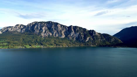 Ruhiger-Luftblick-Auf-Einen-Türkisfarbenen-See,-Umgeben-Von-üppigen-Grünen-Bergen