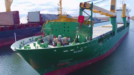 Riesiges-Frachtschiff-Bereit-Zum-Beladen-Mit-Containern-Und-Zur-Überfahrt-In-Montreal,-Kanada