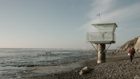 Tourists-gather-in-Encinitas,-California,-to-see-the-"king-tides