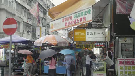 Mong-Kok-Viertel-Von-Hongkong-Voller-Straßenhändler,-Die-An-Einem-Regnerischen-Tag-Elektronik-Und-Gadgets-Verkaufen