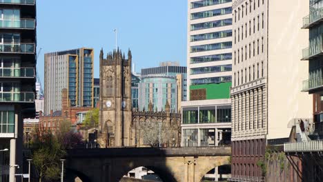 Vista-Diurna-Clara-De-La-Catedral-De-Manchester-Y-La-Arquitectura-Moderna-Cercana,-Luz-Solar-Brillante