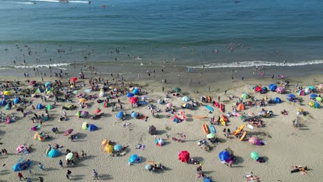 Sombrillas-De-Verano-En-La-Playa-De-Papudo,-Chile