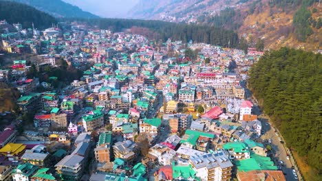 Vista-Aérea-Citi-Del-Paisaje-De-Manali,-Himachal-Pradesh,-India