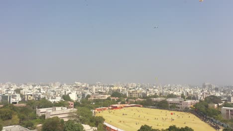 Rajkot-Kite-Festival-Luftaufnahme-Drohne-Viele-Hochzeit-Typ-Drachen-Fliegen-Und-Viele-Sind-In-Der-Nähe-Gewartet