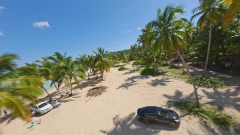 Antena-Fpv-Dinámica-A-Través-De-Palmeras-En-Una-Exótica-Playa-De-Arena-Caribeña,-Sin-Gente