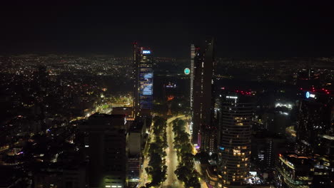 Drohnenflug-Entlang-Der-Avenida-Reforma,-Lebhafte-Silvesternacht-In-Mexiko-Stadt