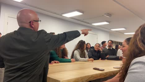 Estudiantes-De-Maestría-Asistiendo-A-Una-Clase-De-Tecnología-Del-Vino.