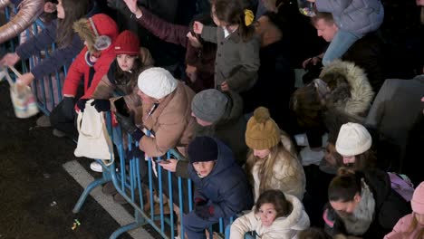 Las-Familias-Intentan-Atrapar-Dulces-Mientras-Asisten-Al-Desfile-De-Los-Reyes-Magos,-También-Conocido-Como-El-Desfile-De-Los-Reyes-Magos.