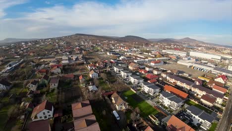 Vista-Aérea,-Barrio-Suburbano-En-Una-Ciudad-Del-Este-De-Europa-En-Un-Día-Soleado