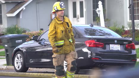 Bombero-Camina-Por-La-Carretera---Lafd