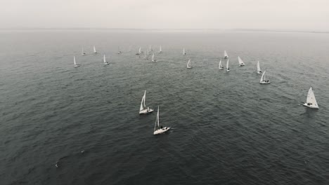Schaluppen-Segelboote-Kommen-An-Einem-Bewölkten-Tag-Gegen-Den-Wind-Voran