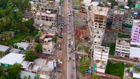 Busy-traffic-in-Barisal-polluted-city,-Bangladesh